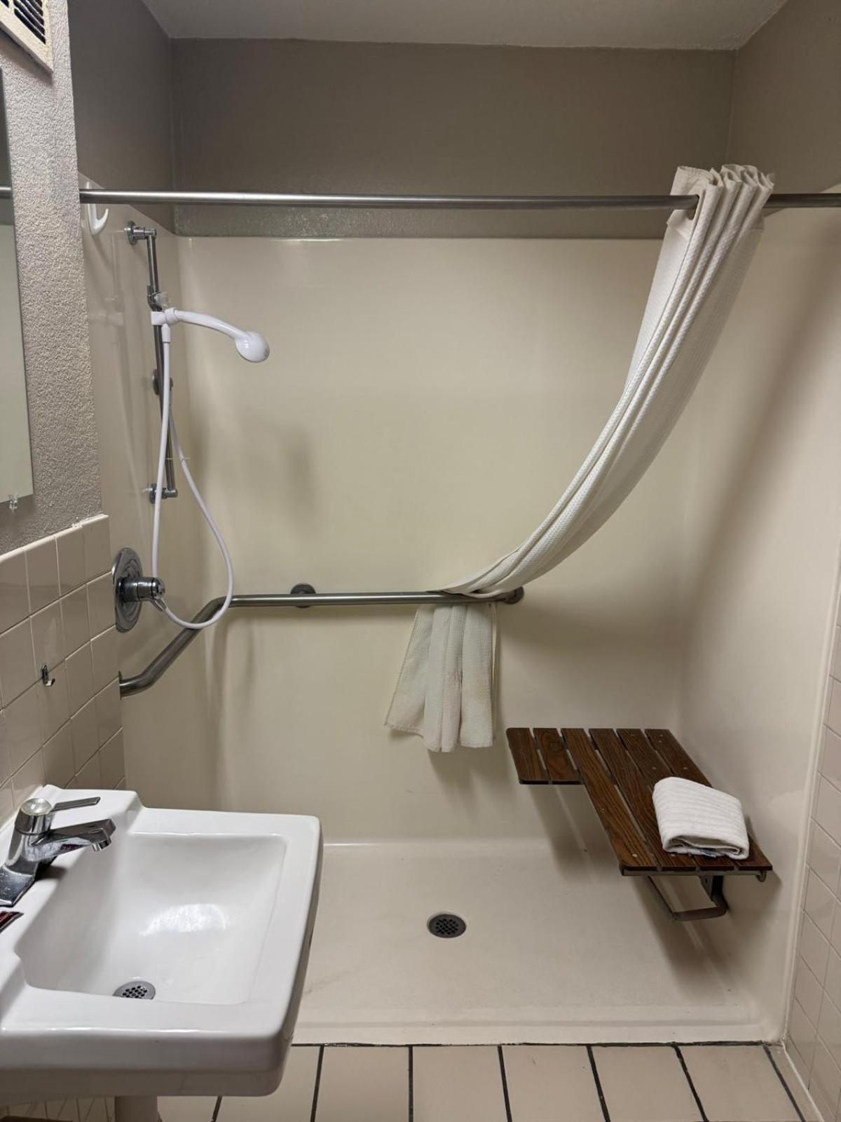 Executive Inn Baker Zewnętrze zdjęcie